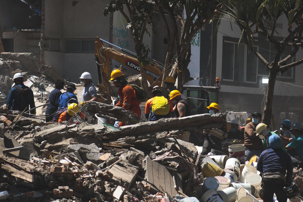 Escombros en una calle de Cali