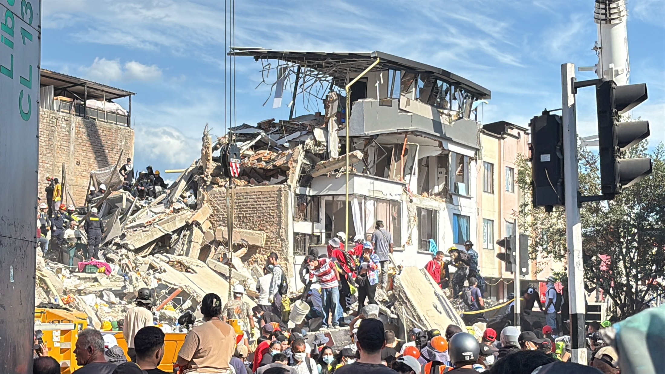 Rescatistas sobre un edificio colapsado en Pereira tras el terremoto